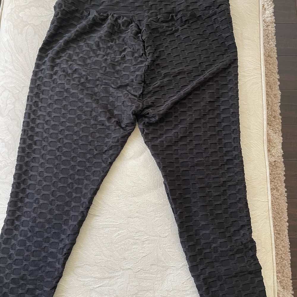 Bubble capri leggings,‎ size XL, black.